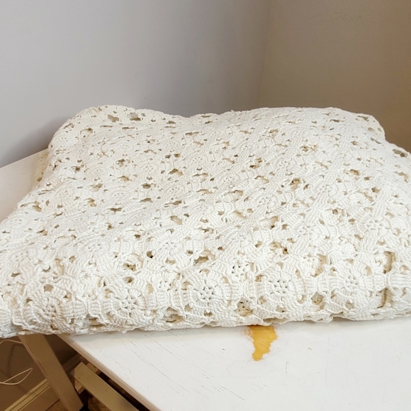 Vintage Crocheted White Light and Airy Bedspread/Coverlet King Size 120 x 76 - Picture 5 of 5